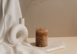 Aesthetic d'intérieur, une bougie et un vase beige