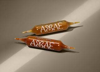 Mise en avant de deux ampoules (compléments alimentaires) de la marque Laboratoire Amaé sur un fond neutre.