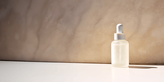 Cosmétique naturel sur fond beige, style neutre et épuré