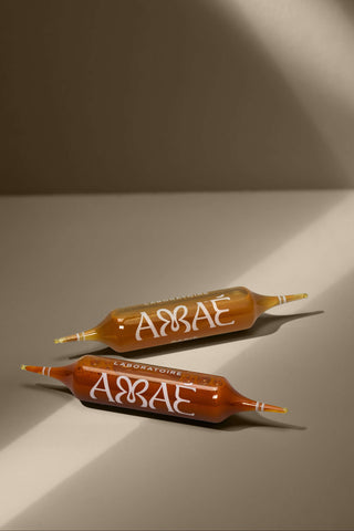 Ampoules Anti-âge de Laboratoire Amaé : nutricosmétique 100 % naturel avec collagène marin, CoQ10, vitamines C & E et sélénium. Packaging sobre et soigné pour soin de la peau.