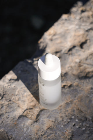 Sérum Hydratant Amaé dans un décor minéral sur une pierre
