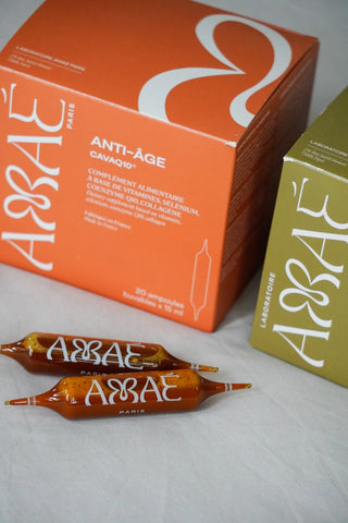 Compléments alimentaires anti-âge sous forme d'ampoules à boire. Deux ampoules sont posées devant un packaging orange carré.
Produits naturels et Made in France