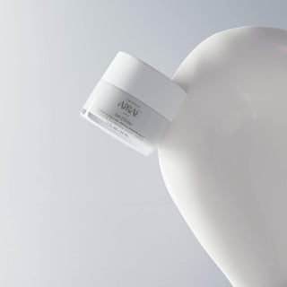 Texture épaisse et veloutée de la Crème Exquise Repulpante Nuit Amaé, photographiée en gros plan pour mettre en avant son efficacité anti-âge.