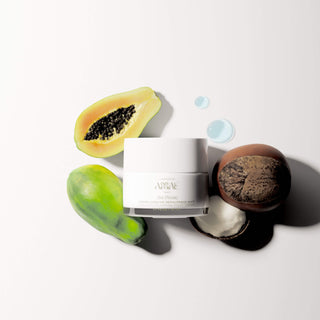 Mise en scène des ingrédients clés de la Crème Exquise Repulpante Nuit Amaé, illustrant une formule riche en actifs naturels pour nourrir et régénérer la peau durant la nuit.