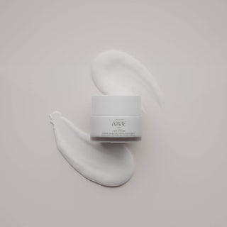 Zoom sur la texture onctueuse et nourrissante de la Crème Exquise Repulpante Nuit Amaé, illustrant son action repulpante et régénérante.