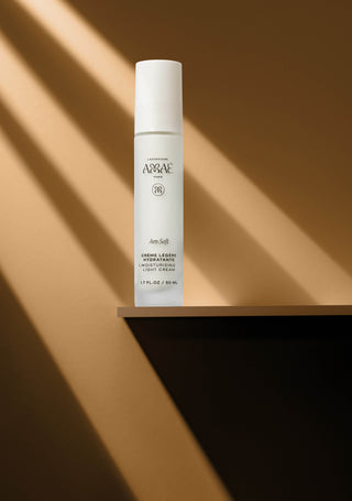 Pot de 50 ml de la Crème Légère Hydratante de Laboratoire Amaé. Une crème visage à texture légère, conçue pour hydrater, rafraîchir et équilibrer les peaux normales à mixtes, tout en laissant la peau douce et confortable.