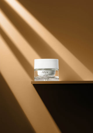 Pot de 50 ml de la Crème Onctueuse Hydratation Intense de Laboratoire Amaé, une crème visage nourrissante et réparatrice à base de beurre de karité, beurre de cacao, aloe vera et acide hyaluronique, idéale pour les peaux déshydratées, sèches ou sensibles.