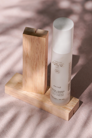 Crème légère hydratante sur un support en bois
Produits naturels et Made in France