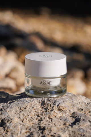 Crème Onctueuse Hydratation Intense Amaé dans un décor minéral
Produits naturels et Made in France