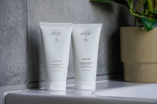 Duo Gommage et Masque Visage Amaé dans un décor de salle de bain avec une plante en arrière plan
Produits naturels et Made in France
