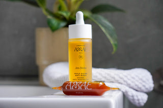 Duo constitué de notre Huile Divine Anti-Rides et de nos nutricosmétiques anti-âge dans un décor de salle de bain avec en arrière plan, une plante et une serviette
Produits naturels et Made in France