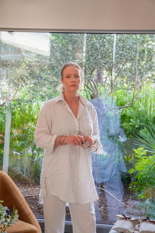 Fondatrice de la marque Laboratoire Amaé : Anne Sophie Bénet avec un fond végétal