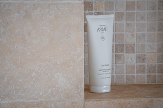 Gommage Corps Vitalié au Sel Marin dans un décor de salle de bain
Produits naturels et Made in France