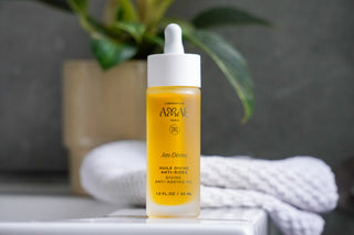 Huile divine anti rides dans un décor de salle de bain avec une plante et une serviette en arrière plan
Produits naturels et Made in France