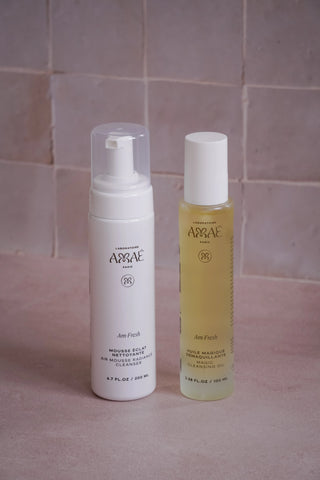 Duo produits nettoyants pour le visage : Huile Démaquillante et Mousse Nettoyante dans un décor de salle de bain
Produits naturels et Made in France