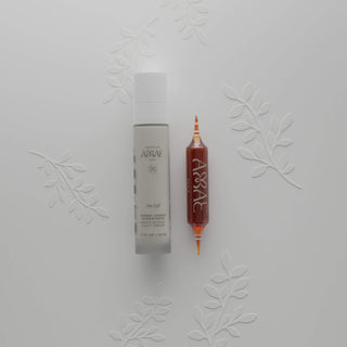 Coffret Rituel Sérénité Rayonnante de Laboratoire Amaé. Une crème légère hydratante et des ampoules Hyalu Plus, formule nutricosmétique et cosmétique combinée pour hydrater, repulper et illuminer tous types de peaux, présenté dans un emballage chic.