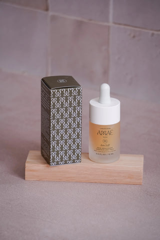 Soin Contour des Yeux Amaé sur un support en bois
Produits naturels et Made in France