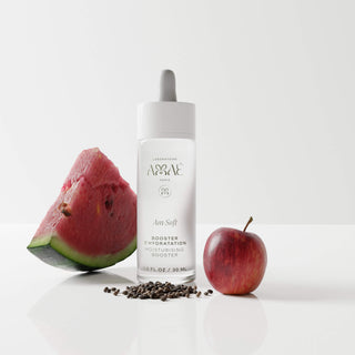 Ingrédients actifs du Booster d’Hydratation Laboratoire Amaé photographiés en gros plan, illustrant sa formule hydratante et repulpante, notamment grâce au complexe hydratant pomme, pastèque, lentilles.