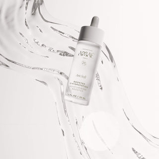 Gros plan sur la texture fluide et hydratante du Booster d’Hydratation Laboratoire Amaé, illustrant sa légèreté et son absorption rapide.