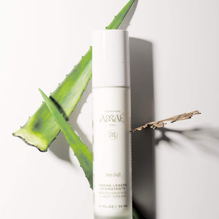 Présentation en gros plan des ingrédients naturels (aloe vera notamment) de la crème légère hydratante Laboratoire Amaé, mettant en valeur sa formule légère et biologique.