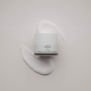 Zoom sur la texture de la Crème Onctueuse Hydratation Intense Laboratoire Amaé, révélant sa texture nourrissante.