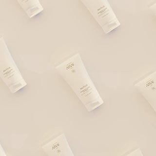 Gommage visage gourmet de Laboratoire Amaé. Un soin exfoliant visage présenté sur fond blanc en plusieurs exemplaires. Une photo simple pour rappeler l'origine naturelle du produit.