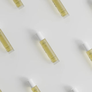 Flacon de l’huile magique démaquillante de Laboratoire Amaé, huile nettoyante visage présentée en packshot sur fond blanc en plusieurs modèles.