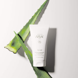 Ingrédients actifs du masque hydratant réconfortant Amaé photographiés en gros plan pour mettre en valeur sa formule hydratante et apaisante.