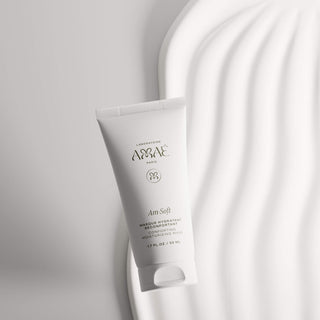 Focus sur la texture onctueuse et hydratante du masque hydratant réconfortant Amaé, illustrant son action apaisante.