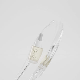 Zoom sur la texture du soin défatiguant contour des yeux Laboratoire Amaé, montrant la consistance du produit et son aspect frais.